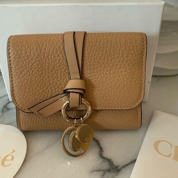 Chloe SMALL ALPHABET TRI-FOLD IN GRAINED
LEATHER - Picture 2 of 9